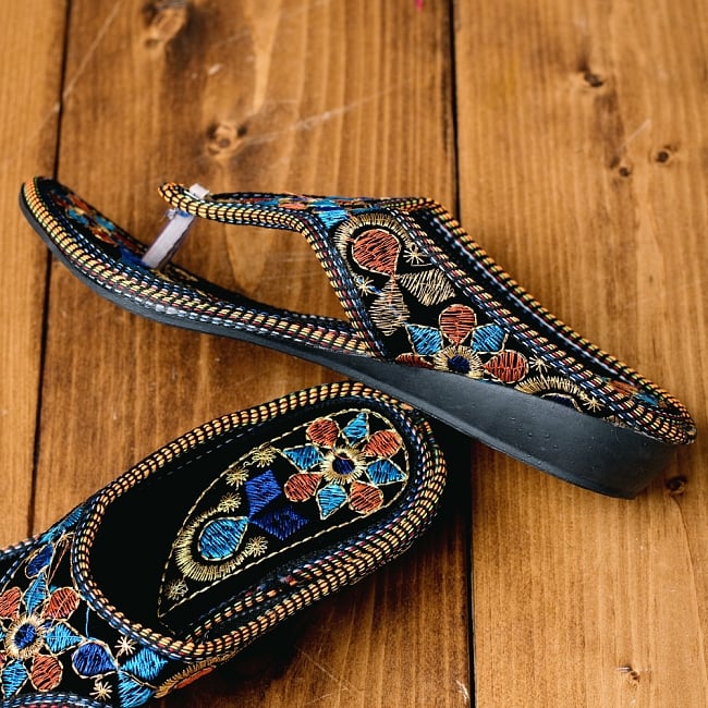 インドのカラフル刺繍トングサンダル - 【ヒール付き】 4 - 横からの写真です