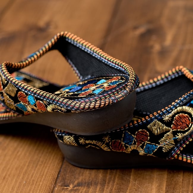 インドのカラフル刺繍トングサンダル - 【ヒール付き】 5 - 踵の部分です