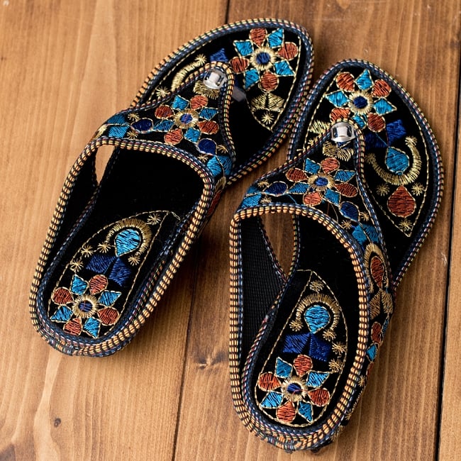 インドのカラフル刺繍トングサンダル - 【ヒール付き】 6 - 上からの写真です
