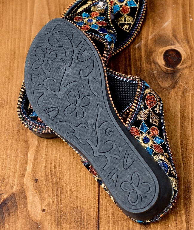 インドのカラフル刺繍トングサンダル - 【ヒール付き】 7 - 靴の裏面はこのようになっています