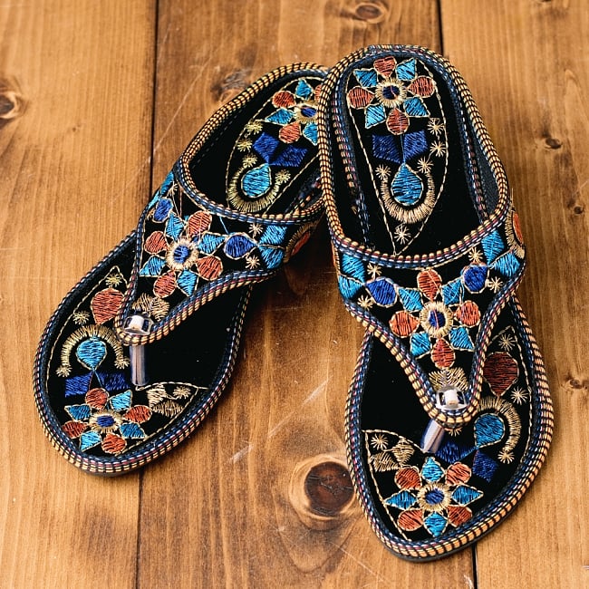 インドのカラフル刺繍トングサンダル - 【ヒール付き】の写真