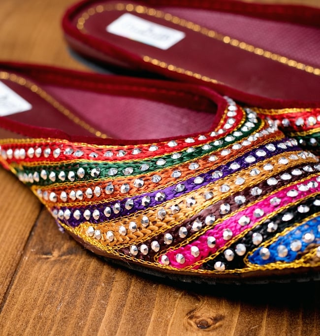 インドのカラフル刺繍スリッパサンダル 3 - 別の角度からの写真です