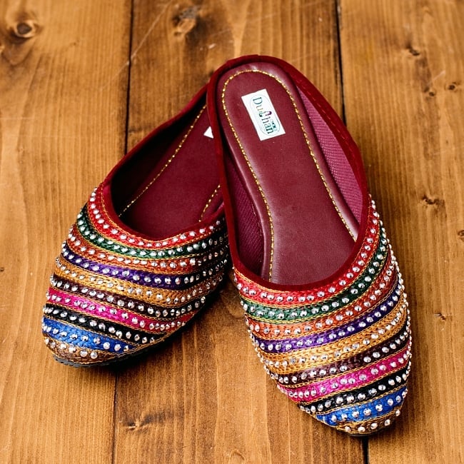 インドのカラフル刺繍スリッパサンダルの写真