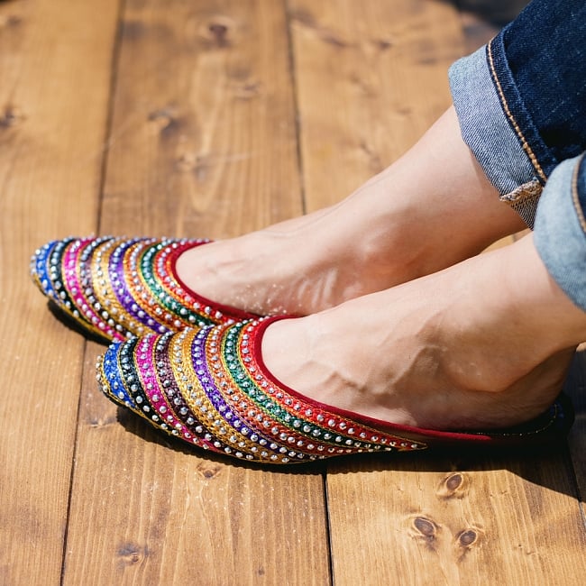 インドのカラフル刺繍スリッパサンダル 8 - 同ジャンル品の試着写真です。足サイズ：24cm(普段の靴は24cm or 24.5cm)の、モデルさんが【サイズ10】を試着しています。