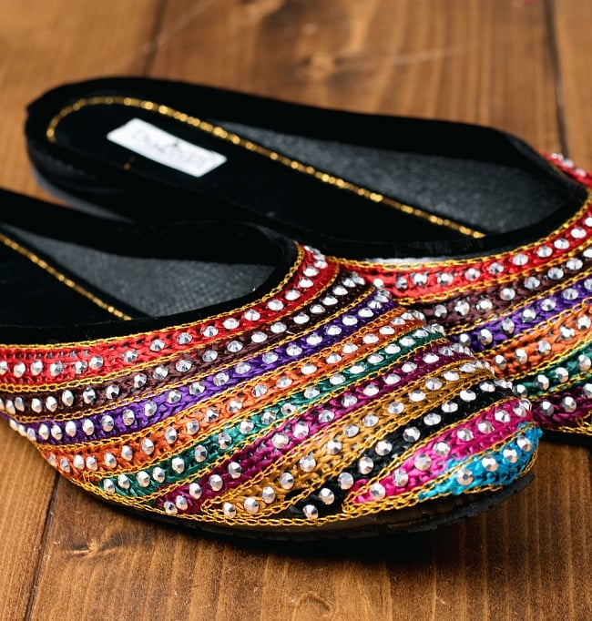 インドのカラフル刺繍スリッパサンダル 3 - 別の角度からの写真です