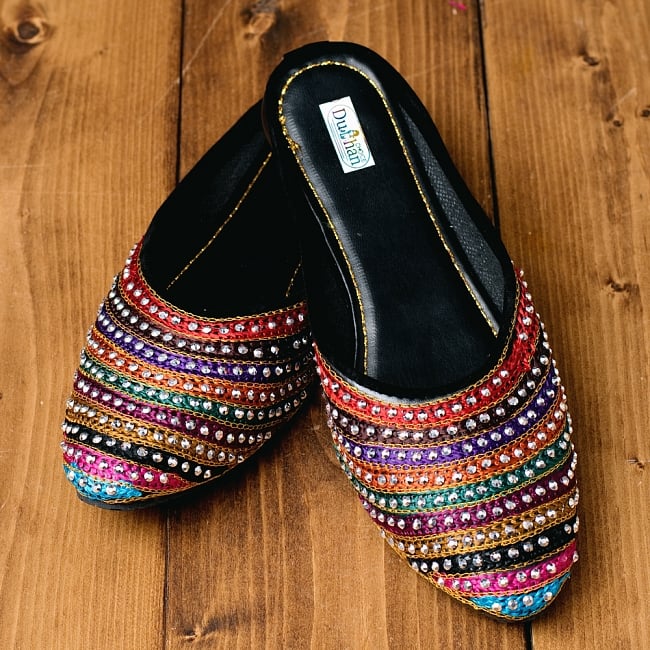 インドのカラフル刺繍スリッパサンダルの写真