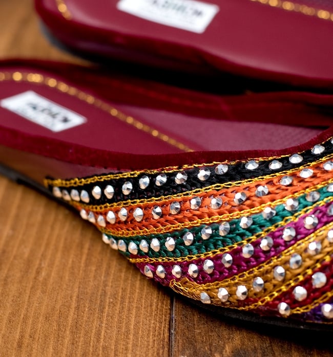 インドのカラフル刺繍スリッパサンダル 3 - 別の角度からの写真です