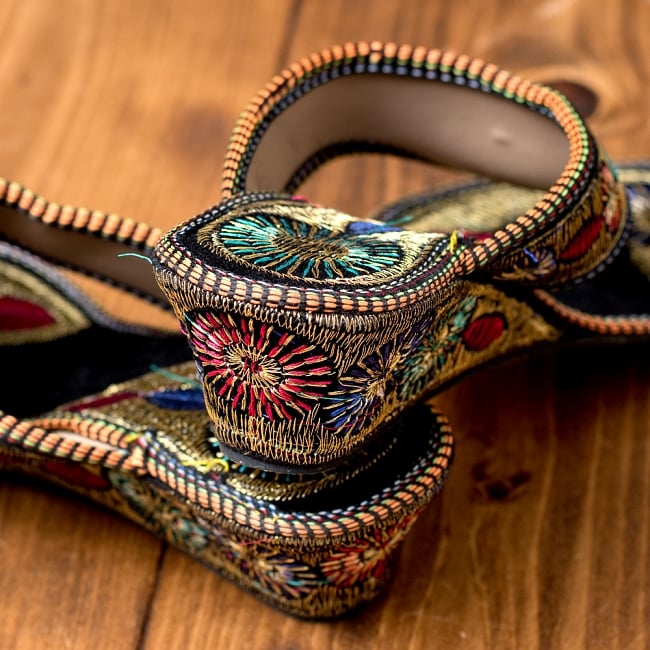 インドのカラフル刺繍トングサンダル - 【ヒール付き】 5 - 踵の部分です
