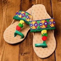 カッチテイストのカラフル刺繍サンダルの商品写真