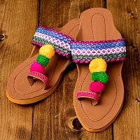 カッチテイストのカラフル刺繍サンダル