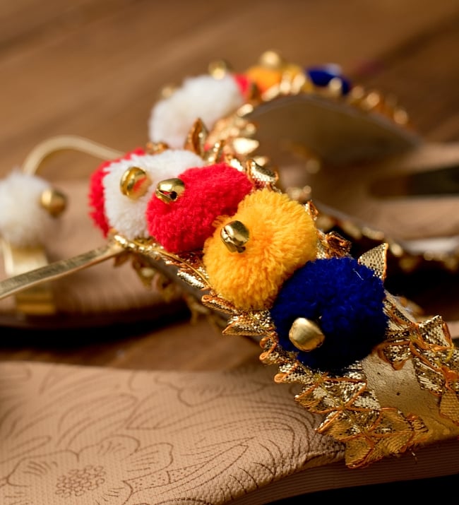 カッチテイストのカラフル刺繍サンダル 2 - 拡大写真です