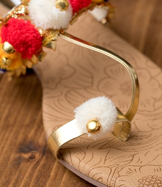 カッチテイストのカラフル刺繍サンダル 3 - 別の角度からの写真です