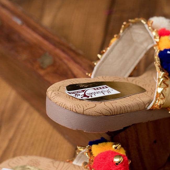 カッチテイストのカラフル刺繍サンダル 5 - 踵の部分です