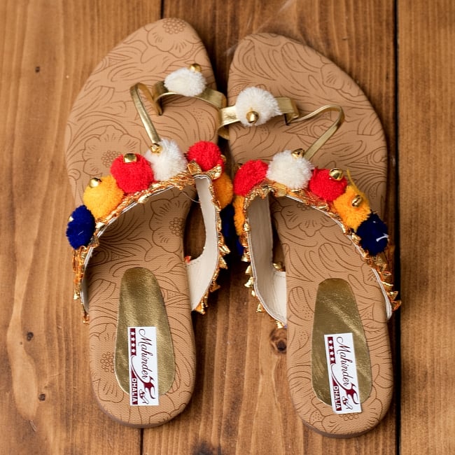 カッチテイストのカラフル刺繍サンダル 6 - 上からの写真です
