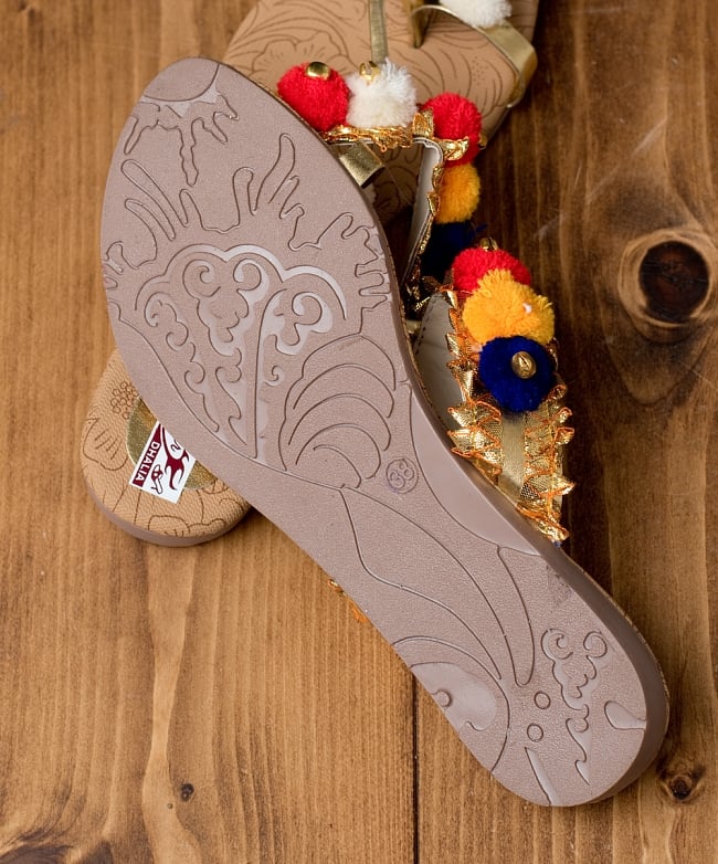 カッチテイストのカラフル刺繍サンダル 7 - 靴の裏面はこのようになっています