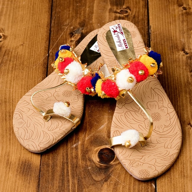 カッチテイストのカラフル刺繍サンダルの写真カッチ刺繍,グジャラート,ポンポン,ボンボン,リゾートサンダル,チャッパル,サンダル,靴,サンダル レディース