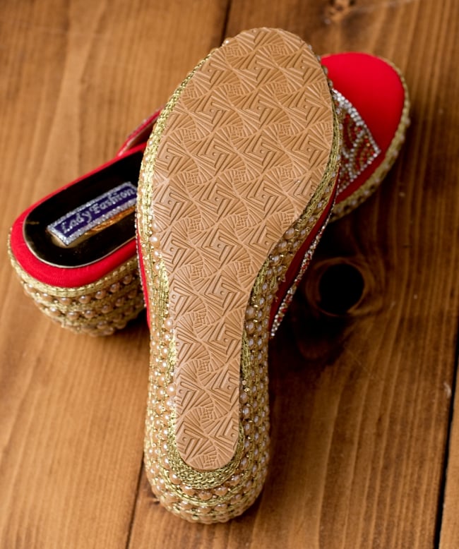 ゴージャスラインストーンのウェッジソールサンダル 7 - 靴の裏面はこのようになっています
