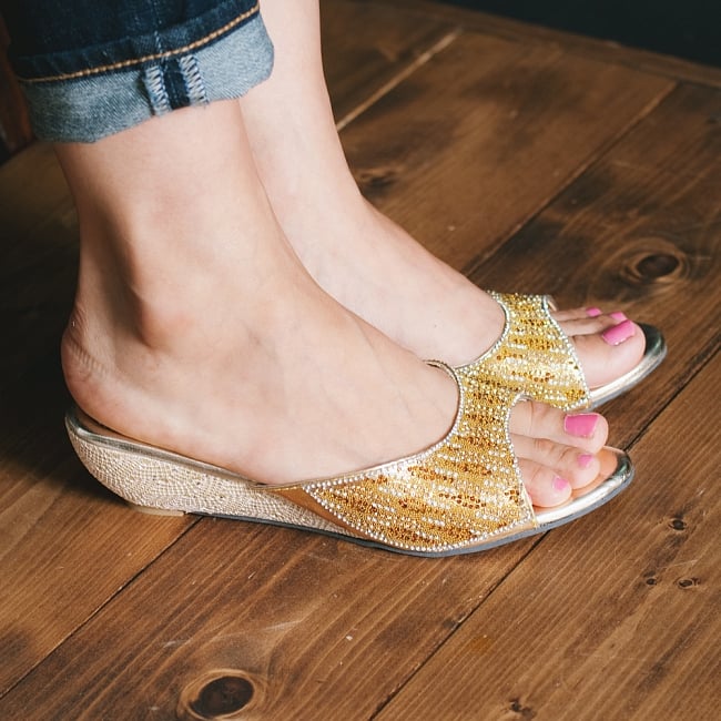 ゴージャスラインストーンのウェッジソールサンダル 8 - 同ジャンル品の試着写真です。足サイズ：24cm(普段の靴は24cm or 24.5cm)の、モデルさんが【サイズ9】を試着しています。