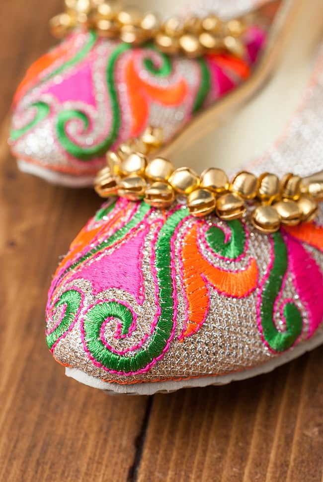 ゴージャス刺繍のマハラニフラットシューズ 2 - つま先部分をアップにしてみました。インドらしいデザインが可愛いです。