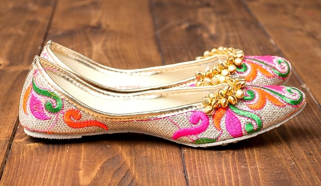 ゴージャス刺繍のマハラニフラットシューズ 4 - 横からの写真です