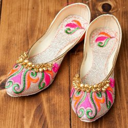 ゴージャス刺繍のマハラニフラットシューズの商品写真