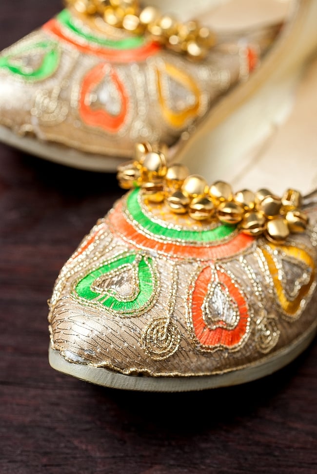 ゴージャス刺繍のマハラニフラットシューズ 2 - つま先部分をアップにしてみました。インドらしいデザインが可愛いです。