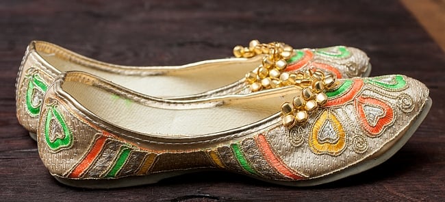 ゴージャス刺繍のマハラニフラットシューズ 4 - 横からの写真です