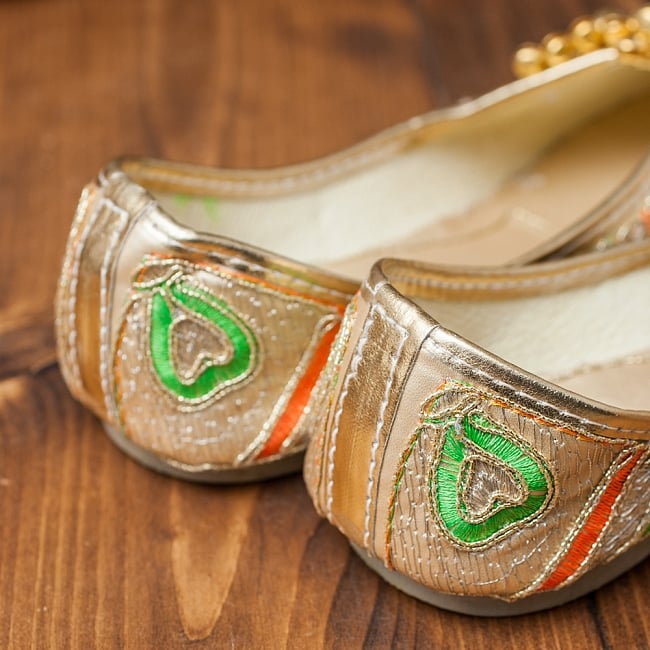 ゴージャス刺繍のマハラニフラットシューズ 5 - かかと部分の様子です。