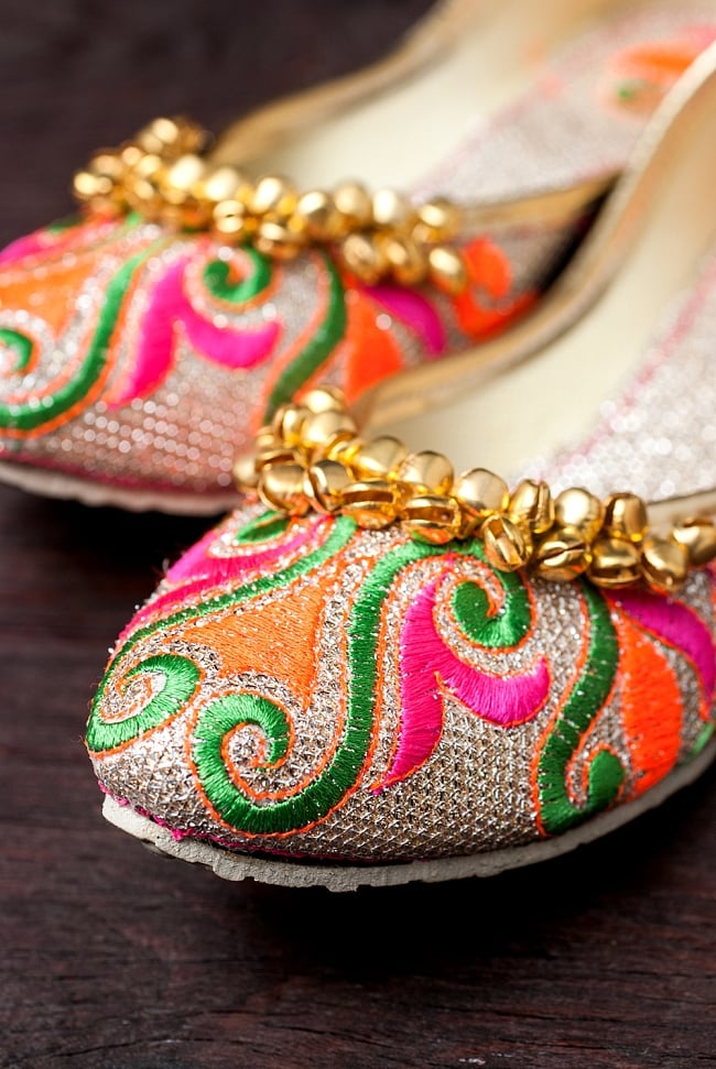 ゴージャス刺繍のマハラニフラットシューズ 2 - つま先部分をアップにしてみました。インドらしいデザインが可愛いです。