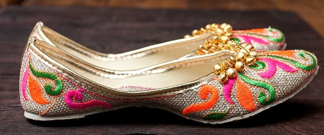 ゴージャス刺繍のマハラニフラットシューズ 4 - 横からの写真です