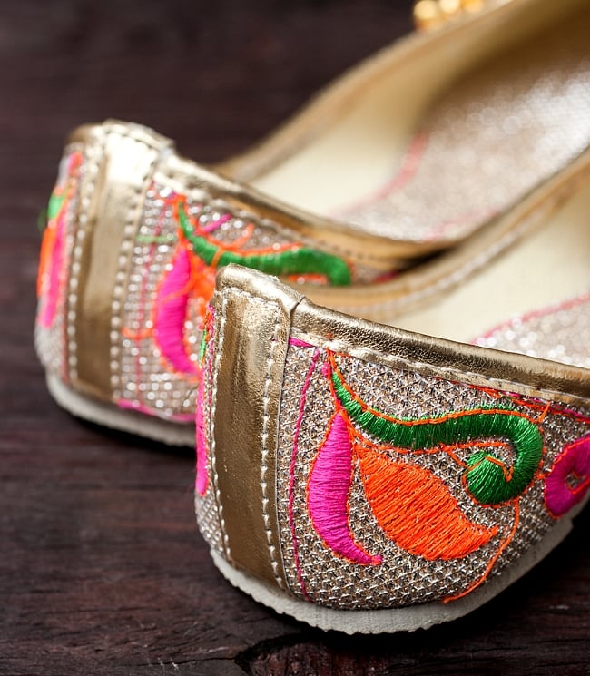 ゴージャス刺繍のマハラニフラットシューズ 5 - かかと部分の様子です。