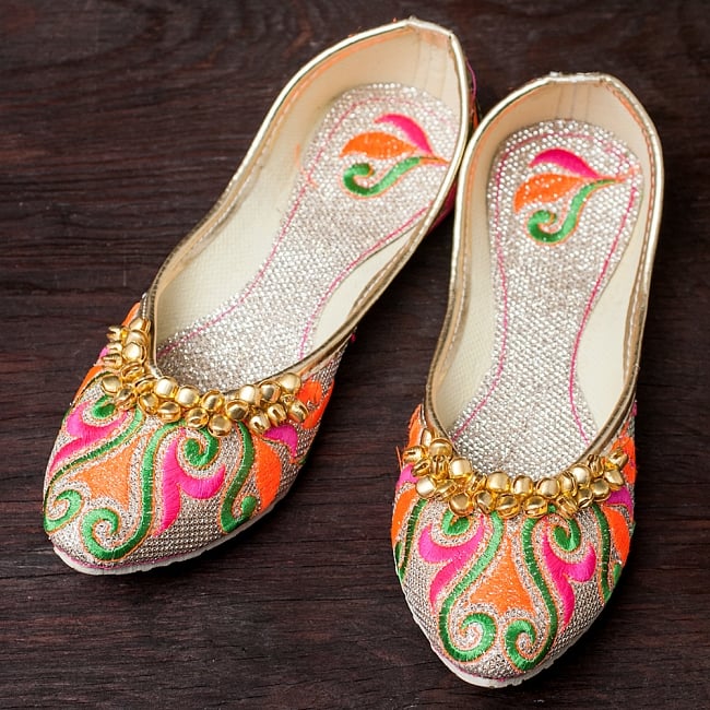 ゴージャス刺繍のマハラニフラットシューズの写真1枚目です。全体写真です。キュートなパンプスです。フラットシューズ,パンプス,靴,ペッタンコ靴,インド 靴