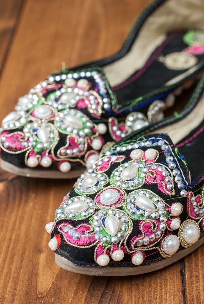 ゴージャス刺繍のマハラニフラットシューズ 2 - つま先部分をアップにしてみました。インドらしいデザインが可愛いです。