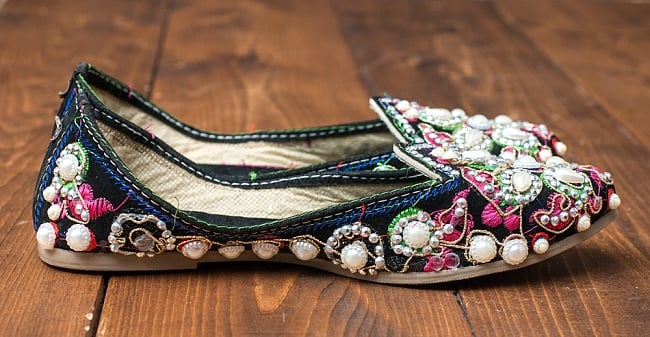ゴージャス刺繍のマハラニフラットシューズ 4 - 横からの写真です