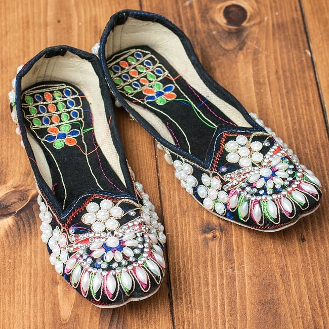 ゴージャス刺繍のマハラニフラットシューズの写真1枚目です。インドらしい装飾と色彩が素敵なフラットシューズです。フラットシューズ,パンプス,靴,ペッタンコ靴,インド 靴
