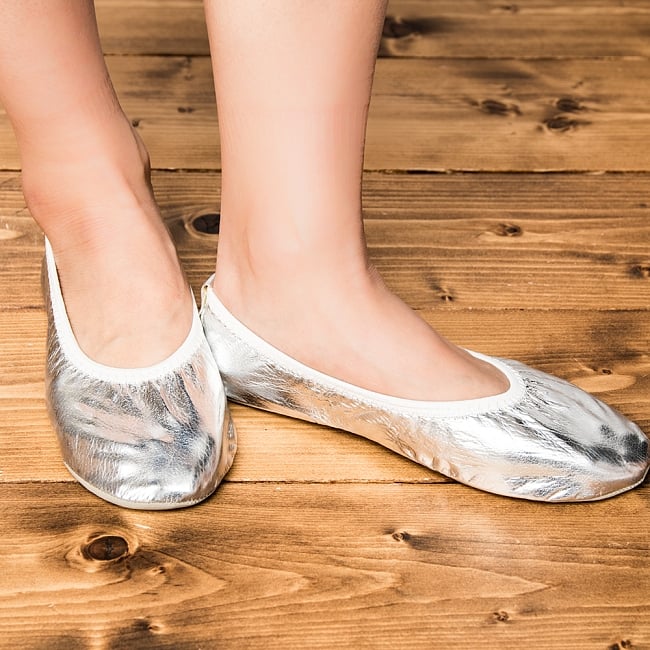 小さなサイズのエラスティックシューズ - シンプルシルバー 3 - 側面部分です。