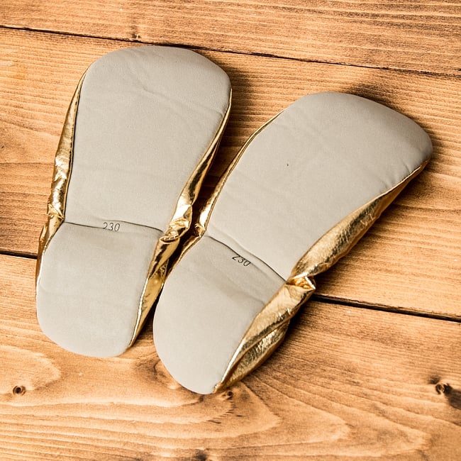 小さなサイズのエラスティックシューズ - シンプルシルバー 5 - 底面は滑りにくい素材でできています。