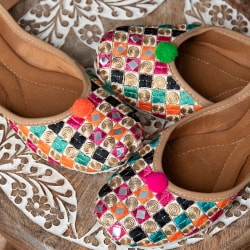 ゴージャス刺繍のマハラニフラットシューズ - サブ3