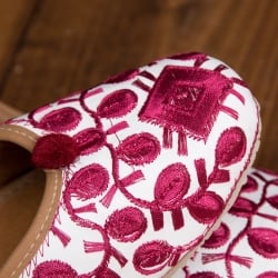 ゴージャス刺繍のマハラニフラットシューズ - サブ4