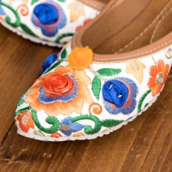 ゴージャス刺繍のマハラニフラットシューズ - サブ3