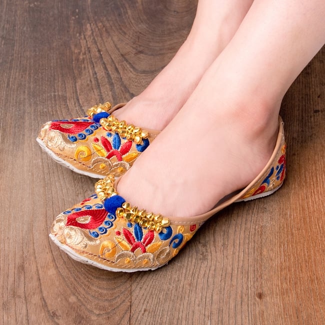 ゴージャス刺繍のマハラニフラットシューズ 10 - モデルさんに試着してもらったところです