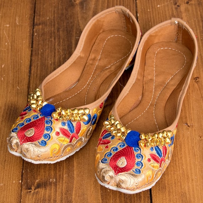ゴージャス刺繍のマハラニフラットシューズ 2 - 全体写真です。ボンボンの色は赤や青などランダムです。