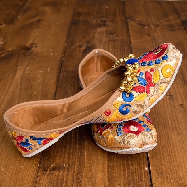 ゴージャス刺繍のマハラニフラットシューズ 5 - 横からの写真です