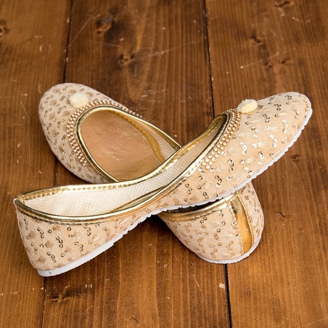 ゴージャス刺繍のマハラニフラットシューズ 5 - 横からの写真です
