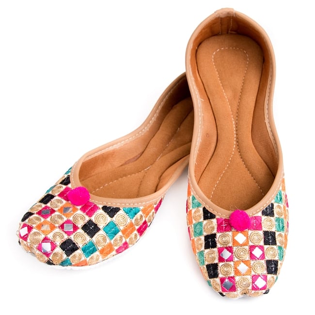 ゴージャス刺繍のマハラニフラットシューズの写真1枚目です。インドらしい装飾と色彩が素敵なフラットシューズです。※ボンボンの部分の色合いは、アソートになります。フラットシューズ,パンプス,靴,ペッタンコ靴,インド 靴,サリー,クルティ,チュリダール,パンジャビドレス