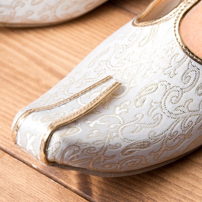 男性用宮廷靴 - モジャリホワイト 2 - つま先部分をアップにしてみました。インドらしいデザインが可愛いです。