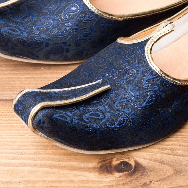 男性用宮廷靴 - モジャリネイビー 2 - つま先部分をアップにしてみました。インドらしいデザインが可愛いです。
