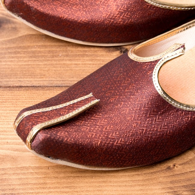 男性用宮廷靴 - モジャリブラウン 2 - つま先部分をアップにしてみました。インドらしいデザインが可愛いです。