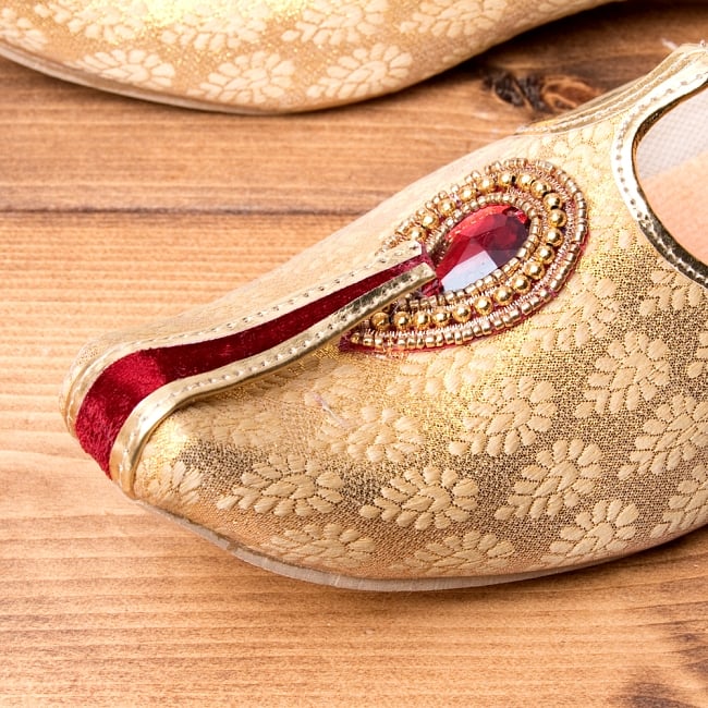 男性用宮廷靴 - モジャリイエローゴールド 2 - つま先部分をアップにしてみました。インドらしいデザインが可愛いです。