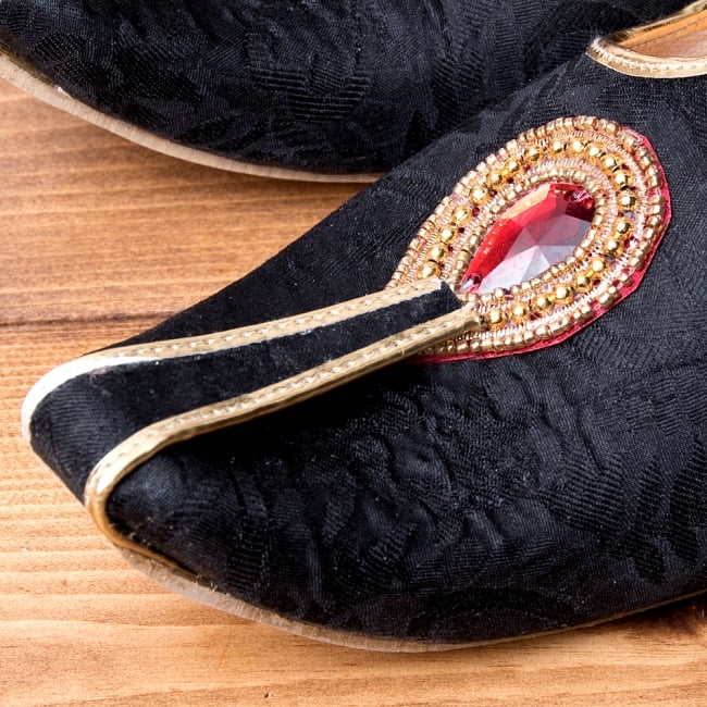 男性用宮廷靴 - モジャリブラック 2 - つま先部分をアップにしてみました。インドらしいデザインが可愛いです。